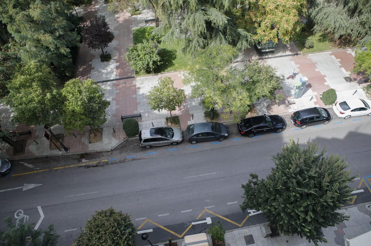 El parque de Gloria Fuertes y la fila de aparcamientos que se eliminará, quedando un solo carril de coches. 