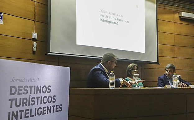 Antonio Rodríguez Osuna, Manuela Martín (directora de HOY) y Enrique Martínez, presidente de Segittur, esta mañana en el Museo Nacional de Arte Romano de Mérida. 