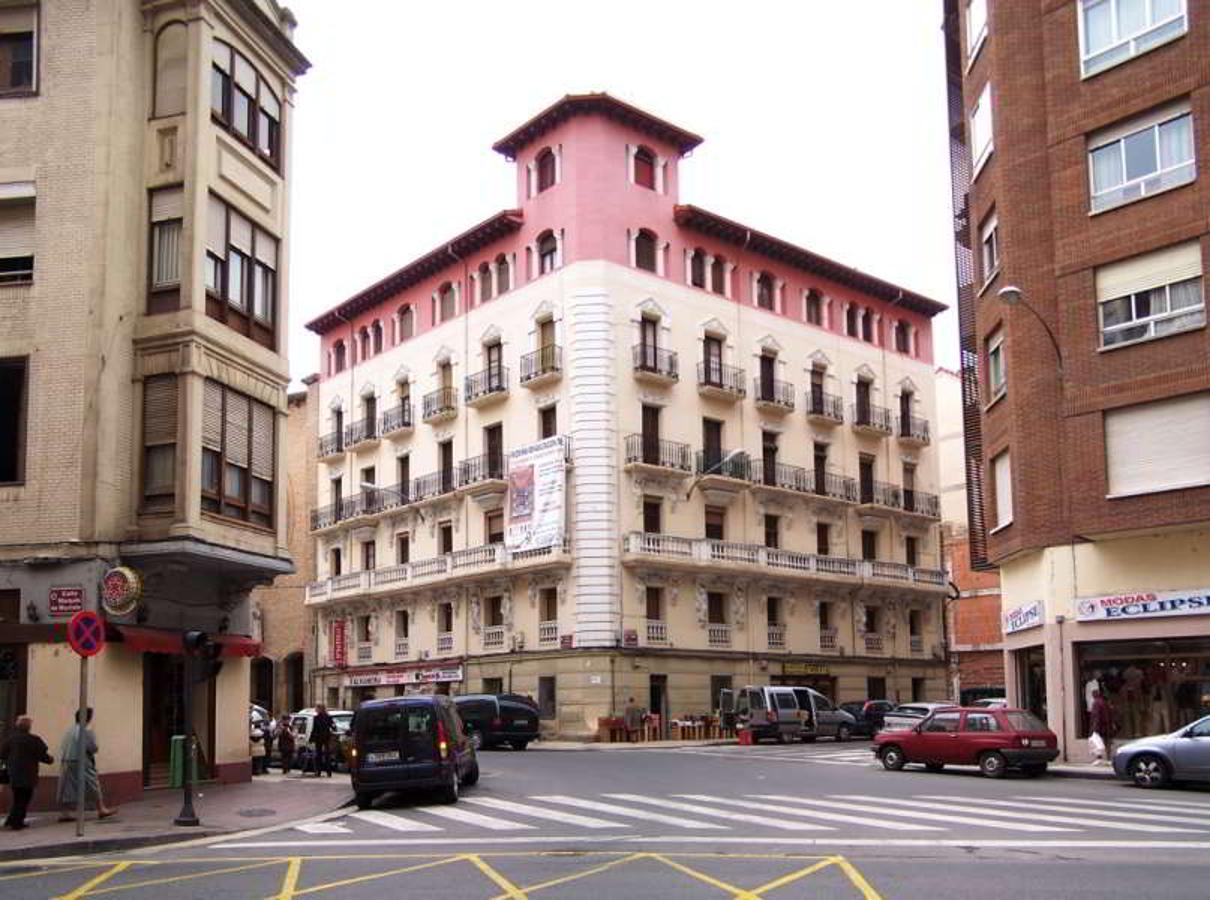 La 'Casa de las tetas' de Logroño con sus cariátides, que fue demolida en 2008.