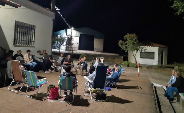 Un grupo de vecinas de Valdemorales, reunidas a la puerta del bar el lunes, día que el negocio cierra.