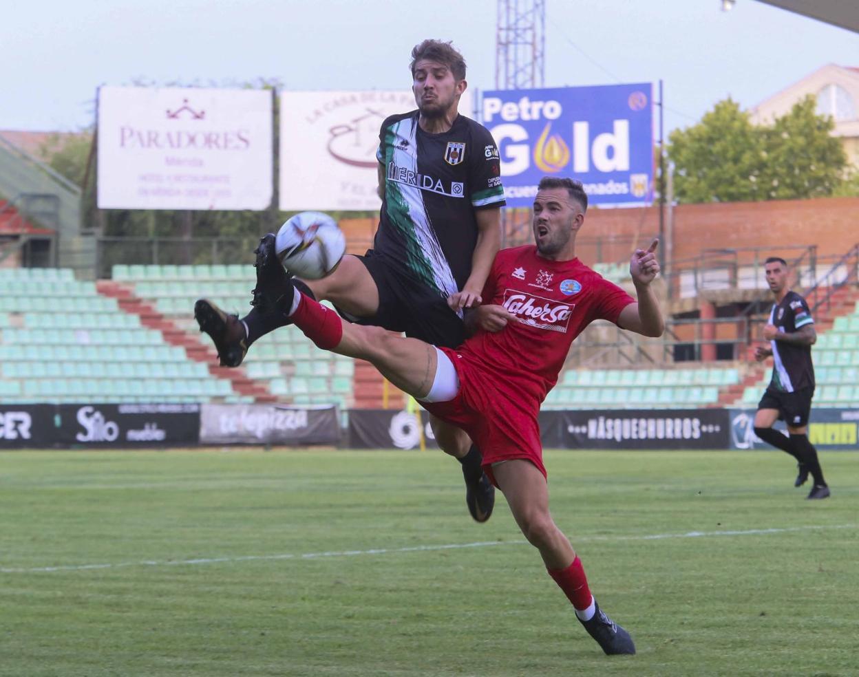 Mario Robles y Santi Luque en el duelo amistoso del pasado mes de agosto. 