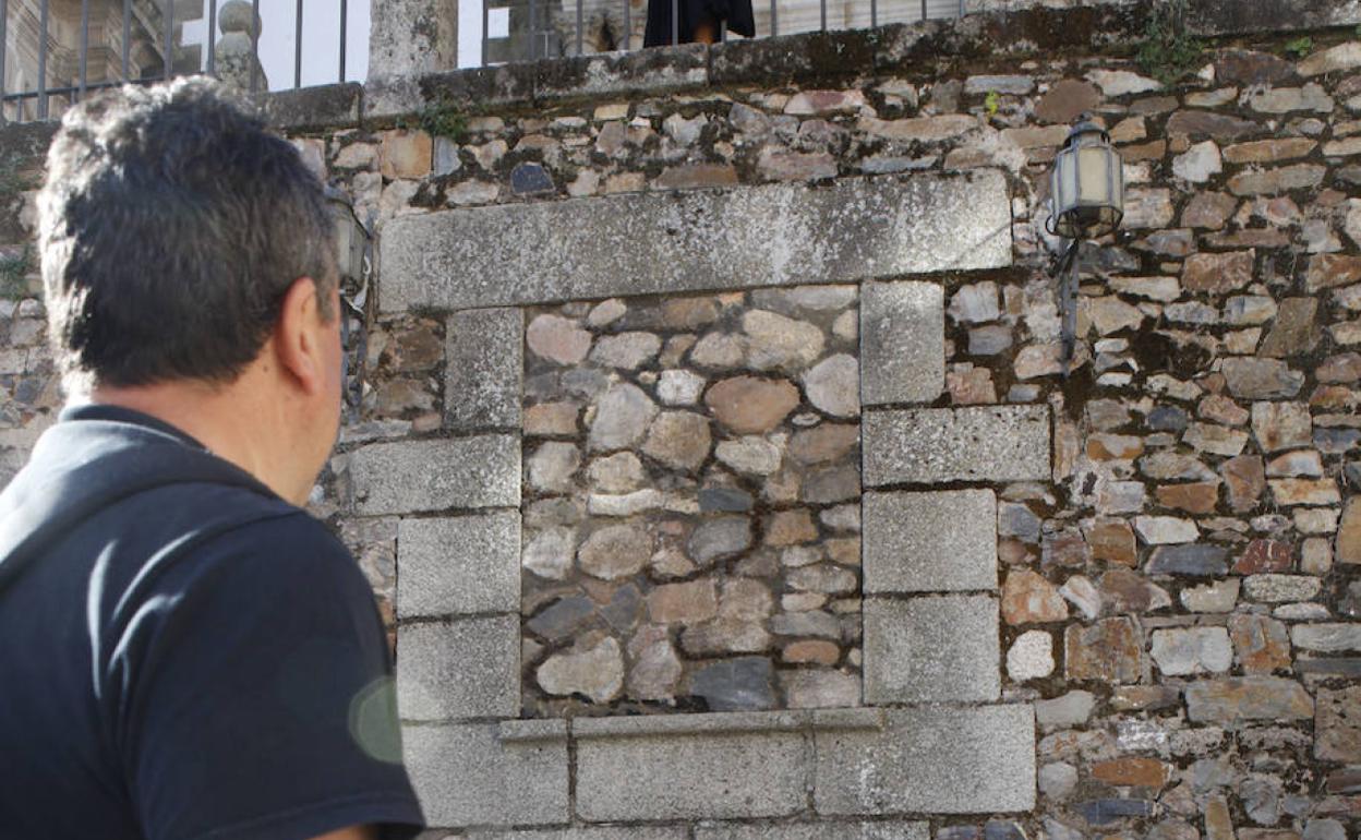 La estatua de San Jorge ha sido tapada para el rodaje de la serie. 