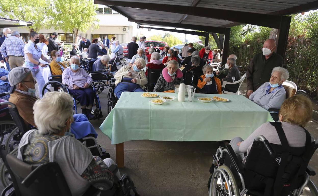 Personas mayores en un centro residencial de Mérida. 