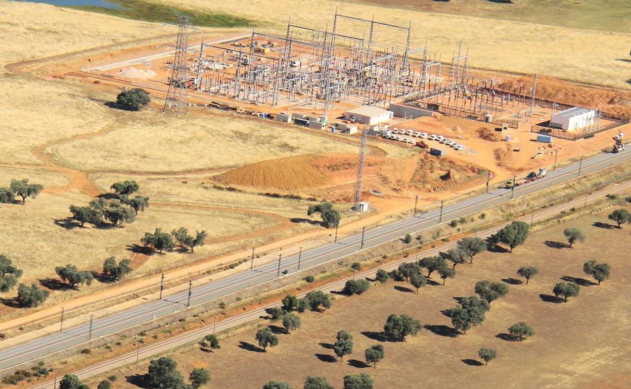 Trabajos de electrificación de la línea de alta velocidad a su paso por Extremadura. 