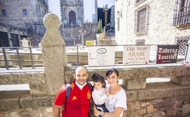 Jessica Antúnez y Ángel se desplazaron ayer desde Badajoz para ver la grabación y todo lo que la rodea.  JORGE REY