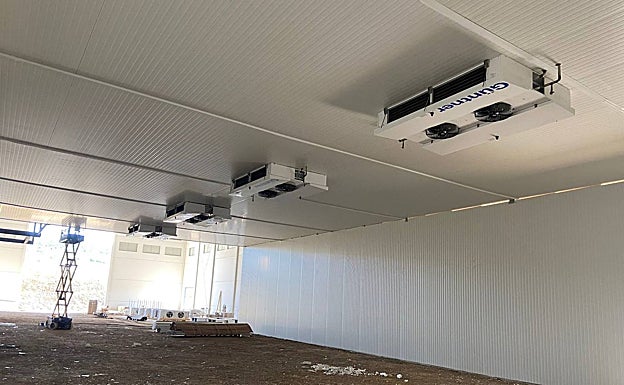 Alguna maquinaria  ha empezado a ser instalada en el gran matadero. 