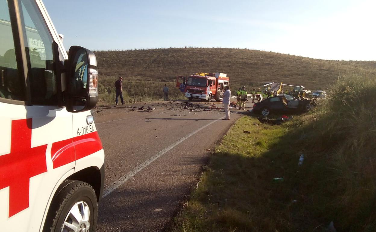 EL turismo quedó en la cuneta tras el choque con el camión