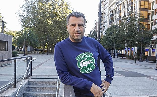 El profesor Yván Pozuelo, en el paseo de Begoña, en Gijón.
