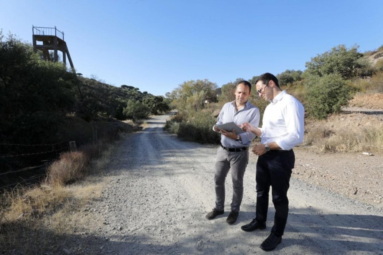 Directivos de Infinity Lithium, en 2019, en el paraje de Valdeflores donde se encuentra el litio de Cáceres. 