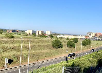 Imagen secundaria 1 - Arriba, recreación del proyecto previsto. A la derecha, abajo, carriles de la variante. Se accederá por el que está a la izquierda de la imagen. En la otra fotografía, terrenos en los que se ubicará el parque de medianas.