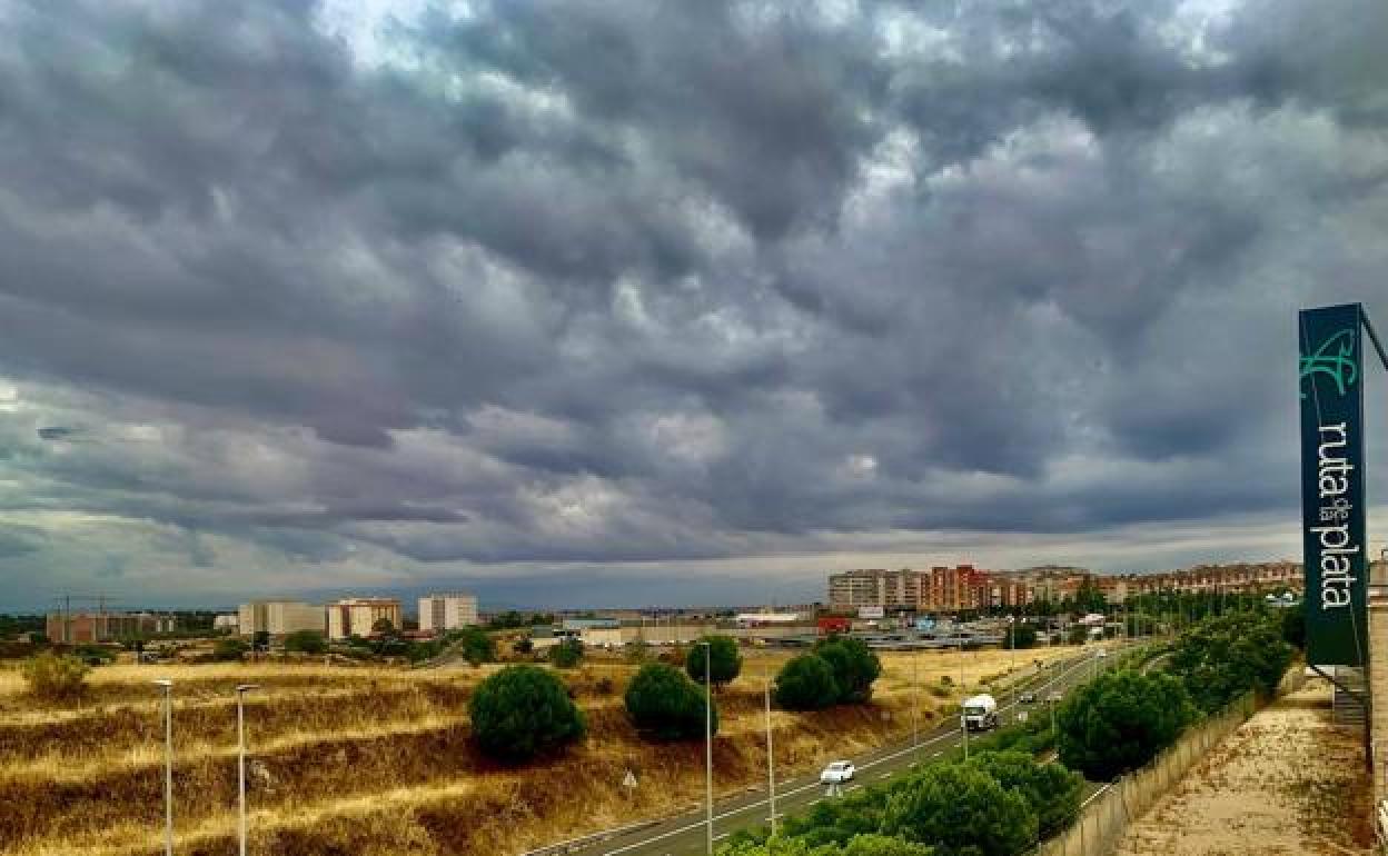 Terrenos en los que irá el parque, con el Junquillo al fondo y la variante y el Ruta de la Plata delante. 