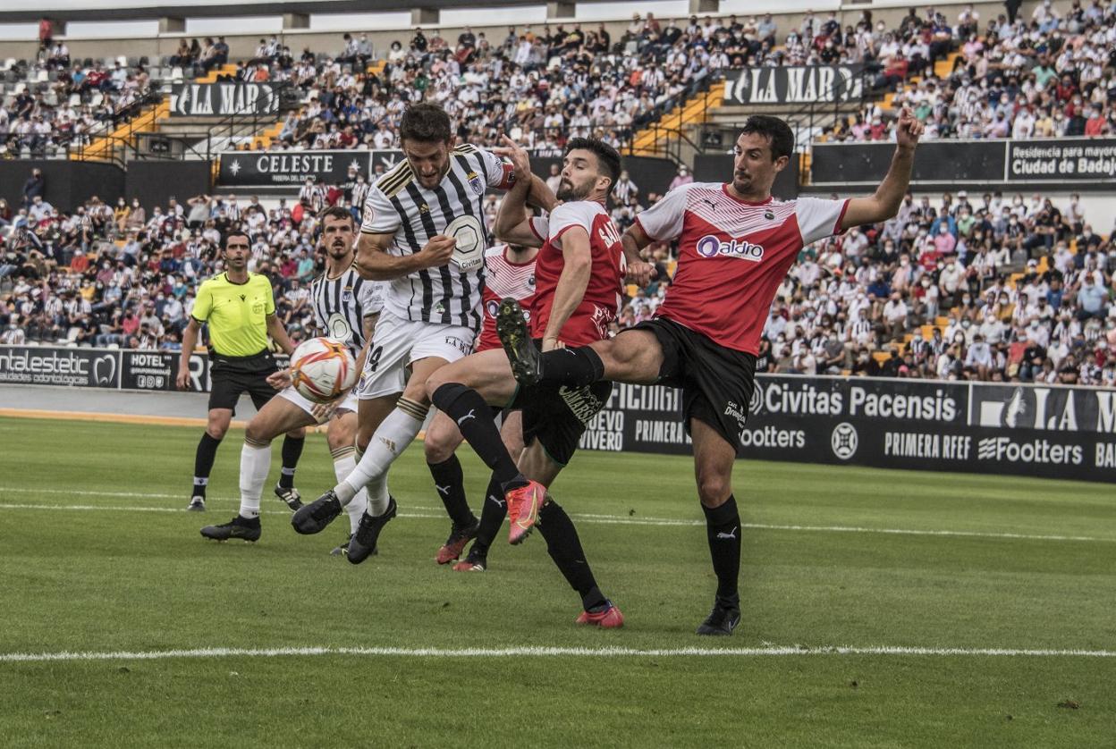 Miguel Núñez jugó ante el Racing su primer partido de la temporada como titular con el Badajoz. 