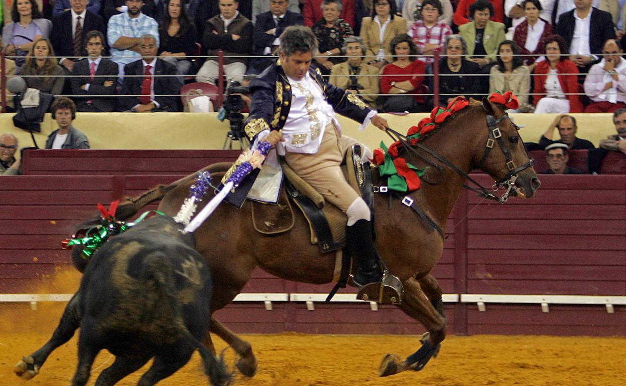 El rejoneador Joao Moura en la plaza Campo Pequeno de Lisboa. 