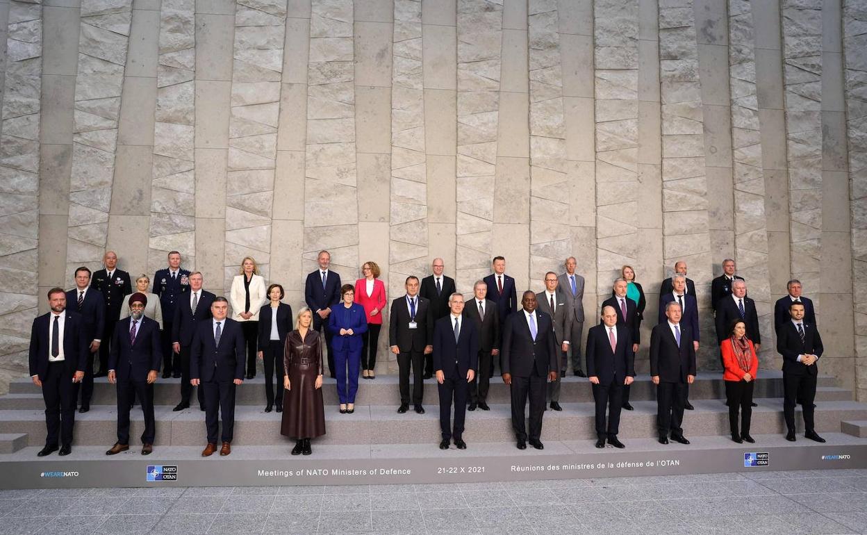 Fotografía de familia de los asistentes a la cumbre de la OTAN en Bruselas.
