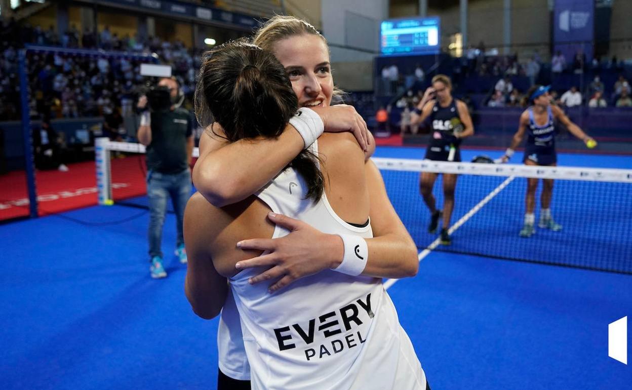 Paula Josémaría y Ariana Sánchez se abrazan tras la victoria.