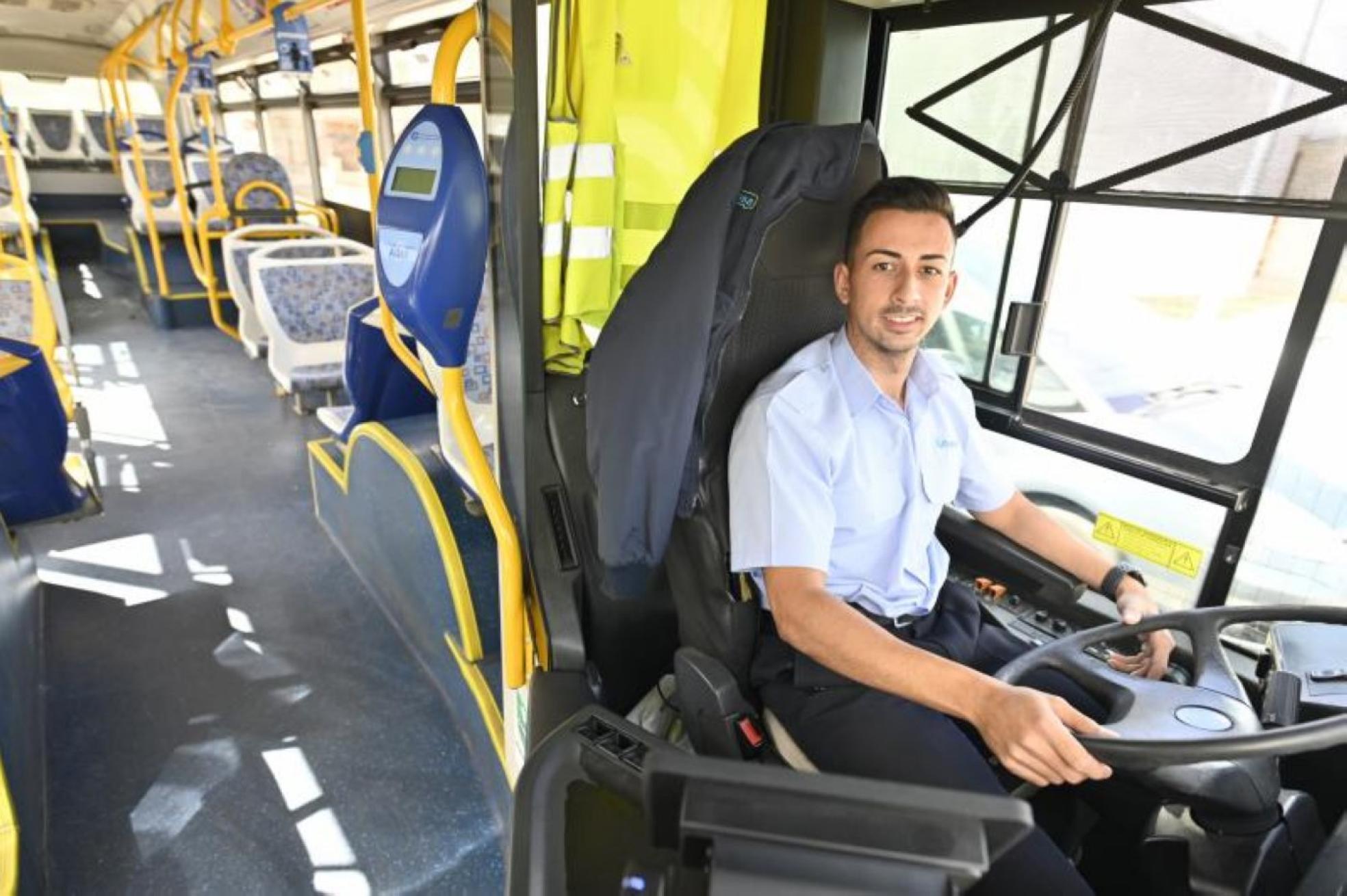 Jorge Borba, sobre su asiento en el autobús de la línea 5 de Tubasa, en Badajoz. 