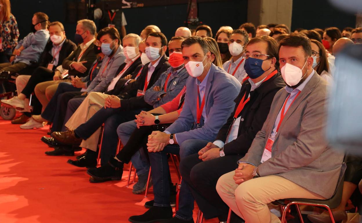 Gallardo (Federación de Caza); Peinado (patronal); Buenavista (Fempex); Morales (secretario general del PSOE de la provincia de Cáceres; y Lemus (secretario general del PSOE de la provincia pacense), entre otros junto a Sánchez y Vara, ayer. 