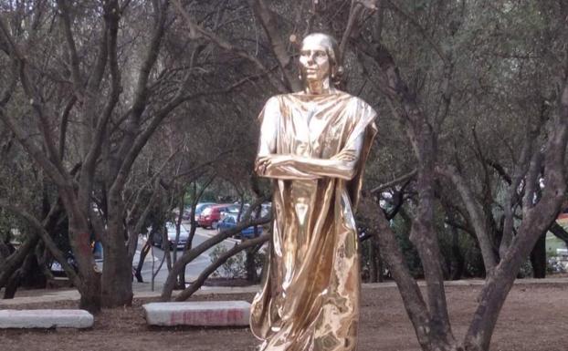 Imagen principal - Las esculturas en honor de Maria Callas, Mary Wollstonecraft y (con una pancarta de protesta) Eugenio Derbez.