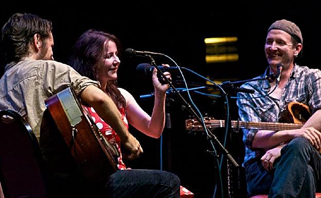 Imagen principal - Planes en Extremadura para el fin de semana: Música celta, teatro y sabores tradicionales para completar un Halloween lleno de cine y terror