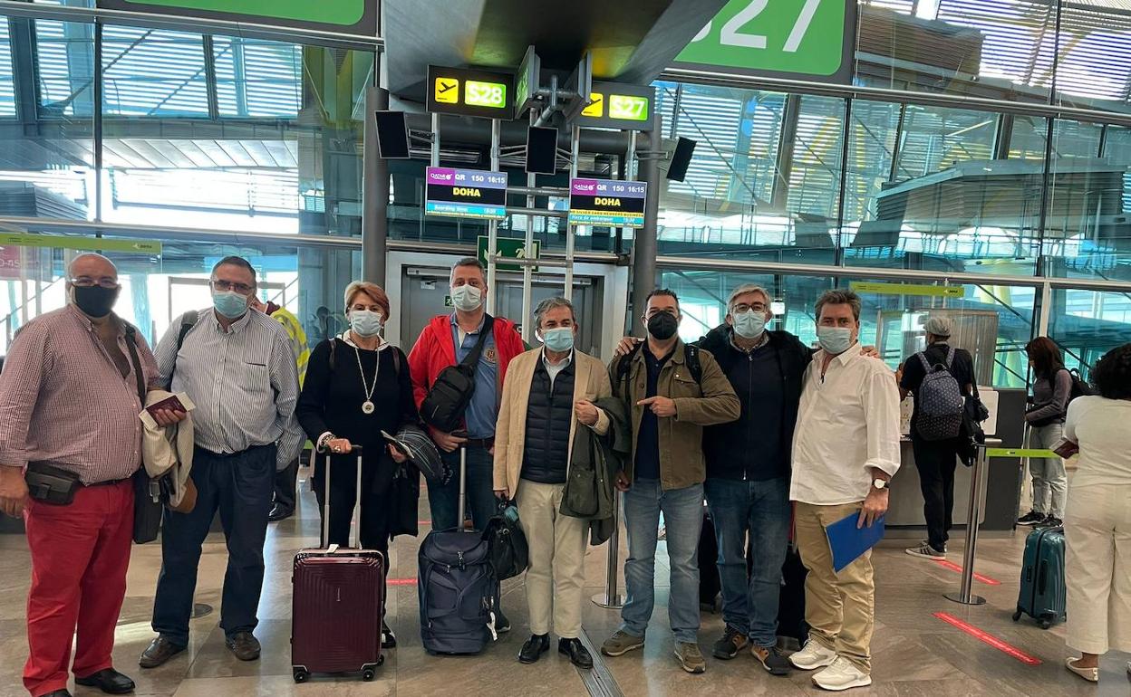 Empresarios de la delegación que ha viajado a Nepal y el concejal de Patrimonio, este miércoles en Barajas. 