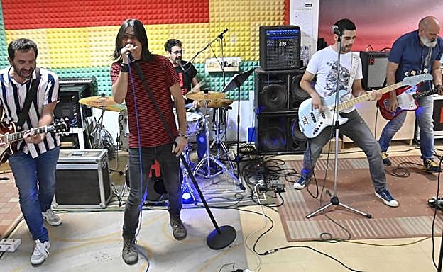 Imagen principal - Heiser, el cartel de ciclo Flamenco en la Plaza Alta y José Mateus.