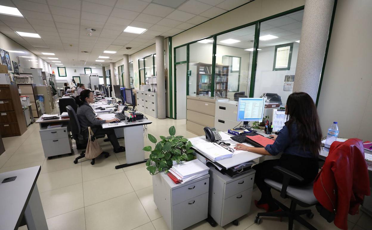 Imagen de archivo de funcionarios en una consejería de la Junta. 