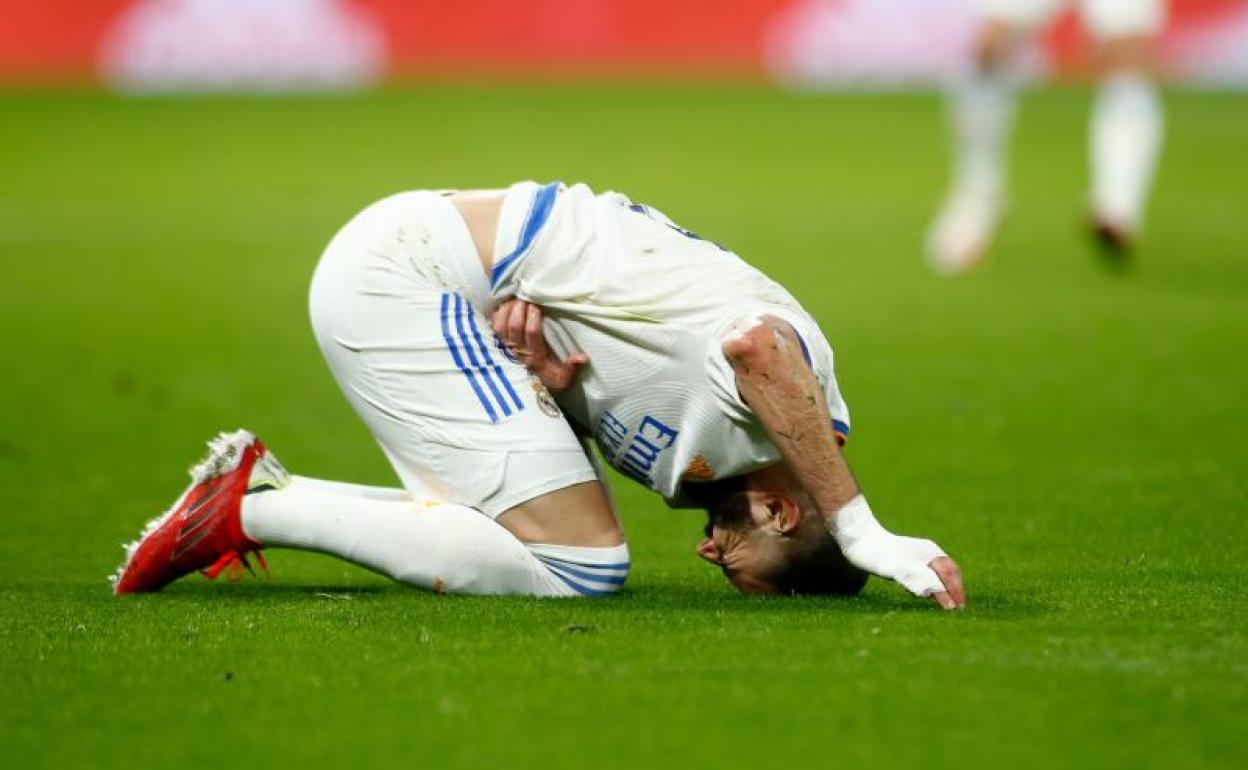 Karim Benzema se lamenta de una ocasión fallada ante Osasuna. 