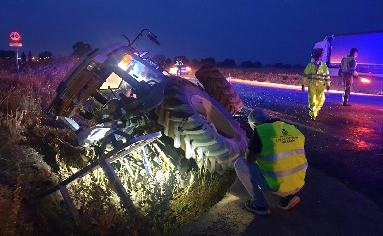 El tractor ha quedado en la cuneta tras el accidente