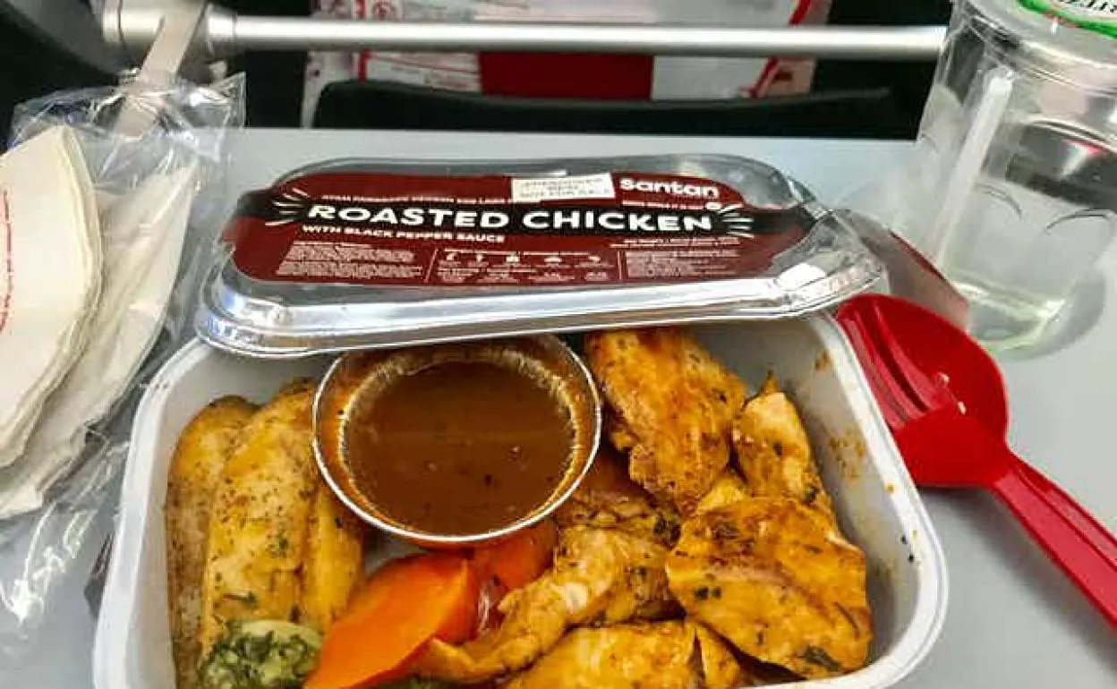 Pollo precocinado, parte del menú de unas líneas aéreas..