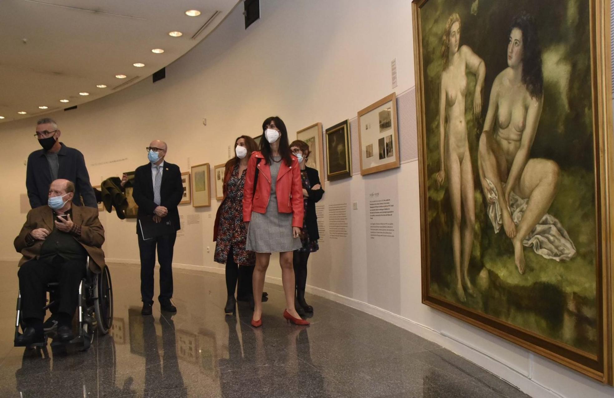 Imagen ayer de la inauguración. Sentado en la silla de ruedas, el hijo del pintor. 