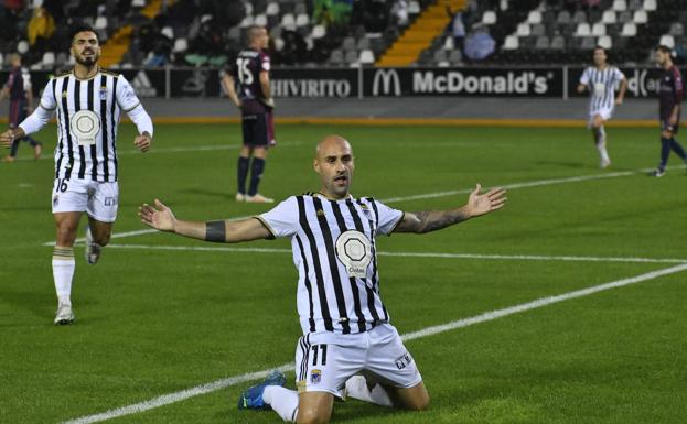 Gorka Santamaría celebra el primer gol del CD Badajoz. 