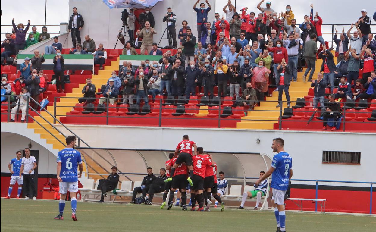 Los jugadores y afición del Montijo celebran uno de los goles en el Emilio Macarro.