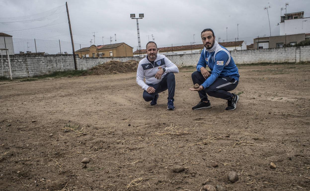 Jesús Miguel e Ismael en el campo abandonado de La Picuriña.