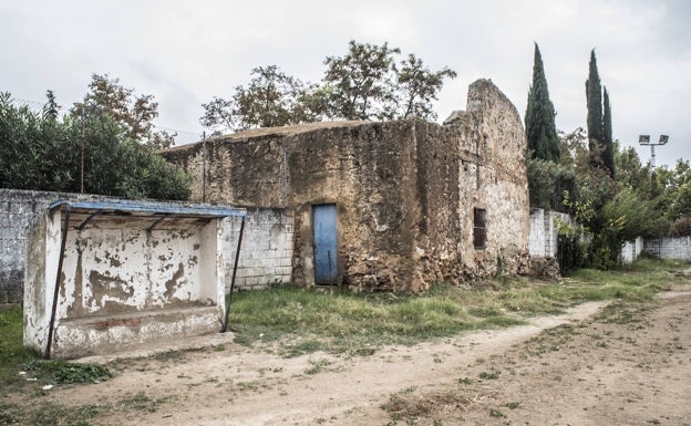 Restos del fuerte de La Picuriña junto al campo y los antiguos banquillos. 