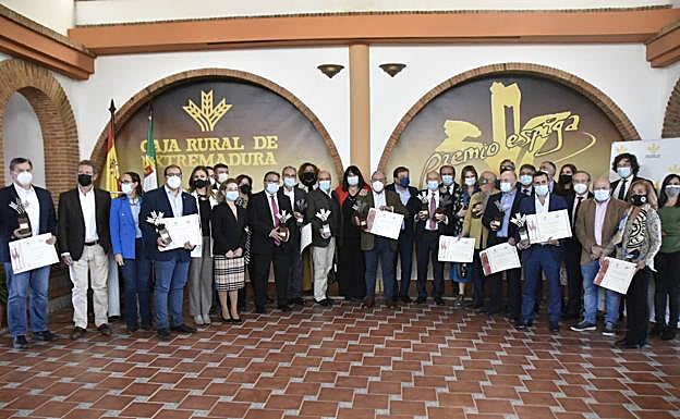 Foto de familia de los galardonados con los Premios Espiga.