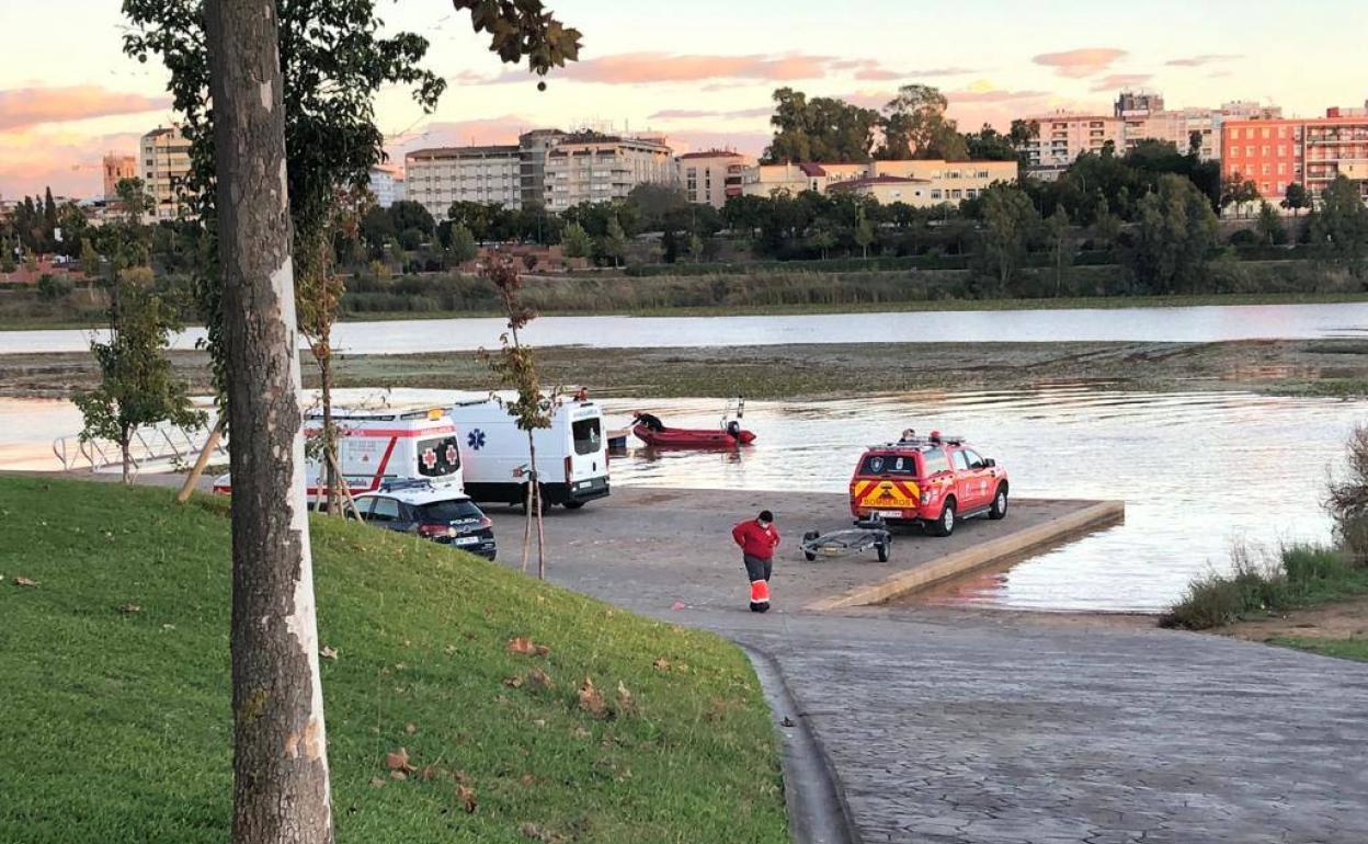 Los bomberos llevaron a la mujer hasta el embarcadero situado junto al puente de la Universidad. 