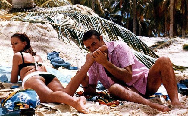 Bond-Connery besa el pie de Claudine Auger en una escena de Operación Trueno.