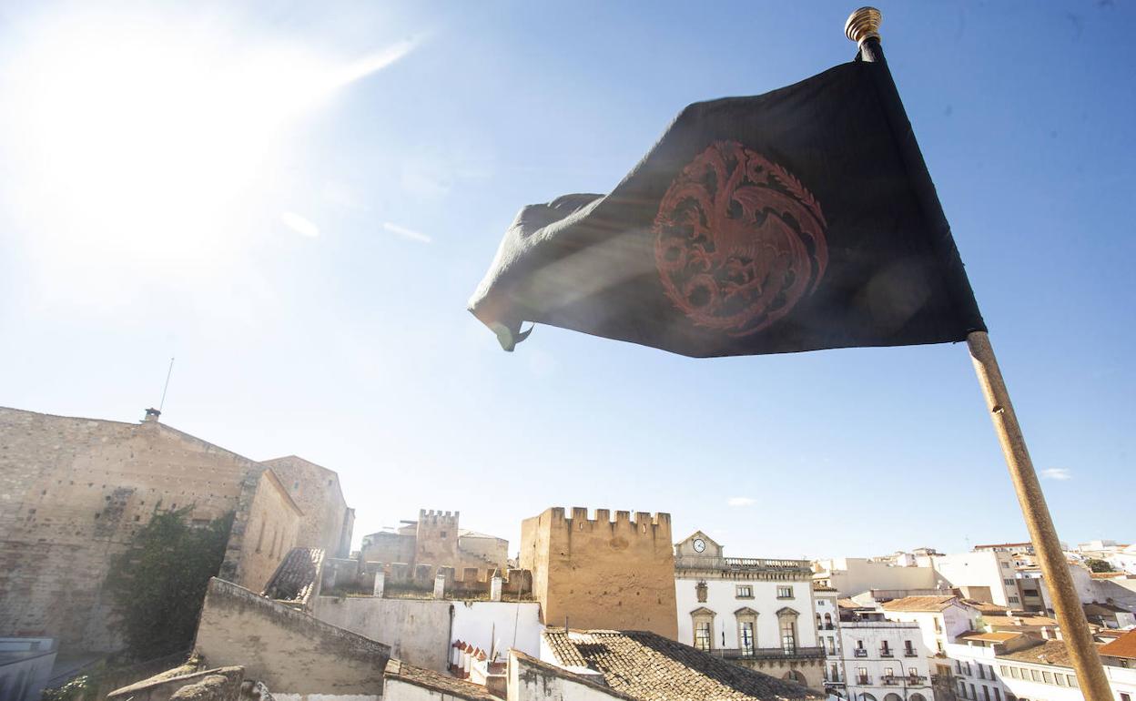 Precuela de Juego de Tronos: Cáceres hace un guiño a HBO y coloca banderas  Targaryen en la Plaza Mayor 