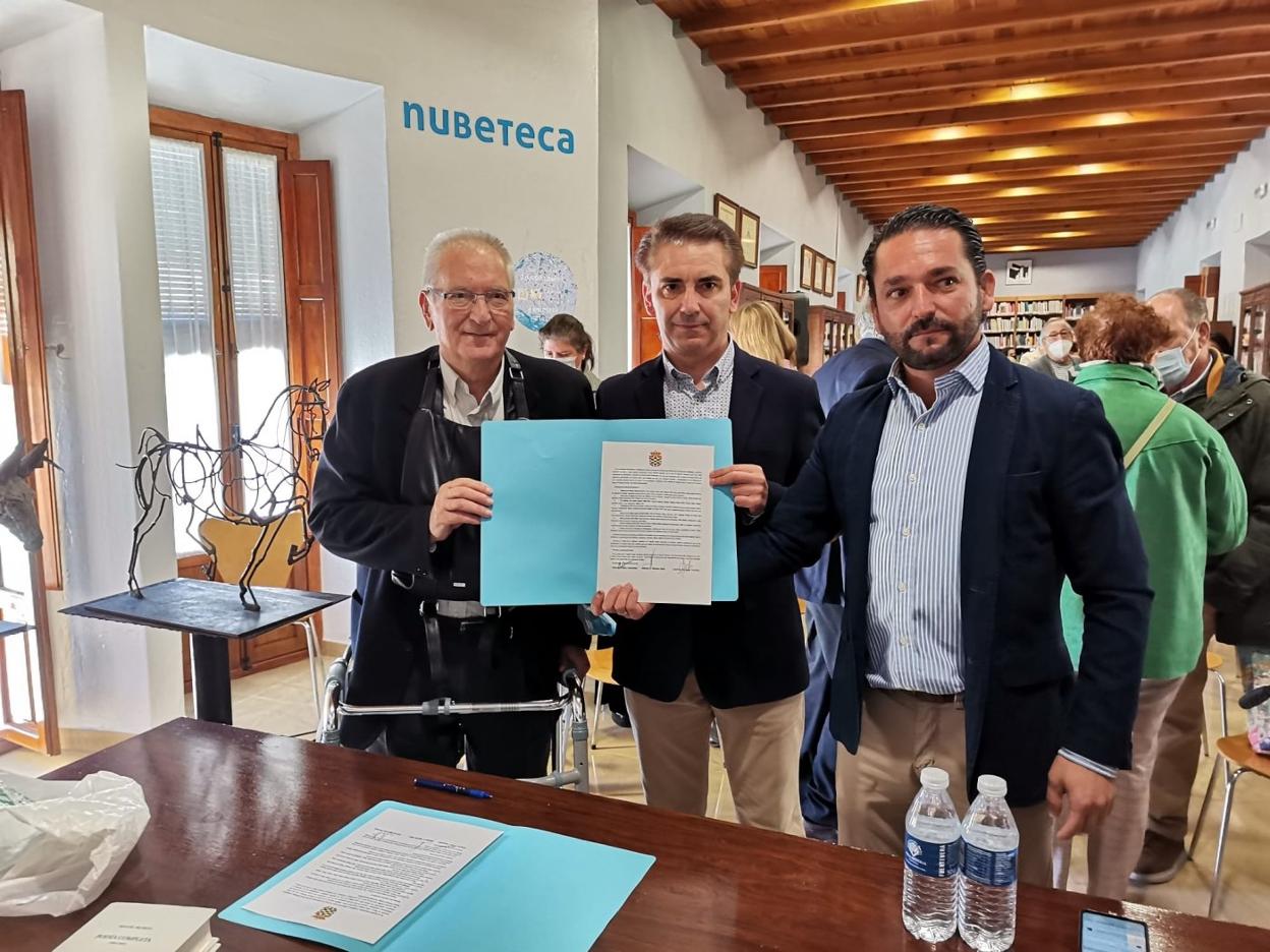 Firma del protocolo de creación de Centro de Documentación sobre Manuel Pacheco. En la foto, Antonio Viudas, Alfonso Macías y Juanma González. 