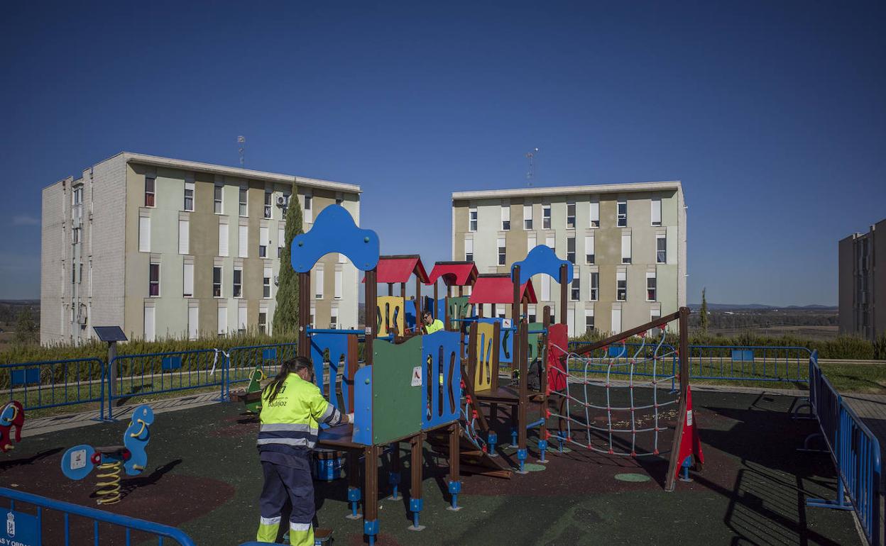 Los operarios comenzaron este lunes a reparar los juegos infantiles de La Pilara.