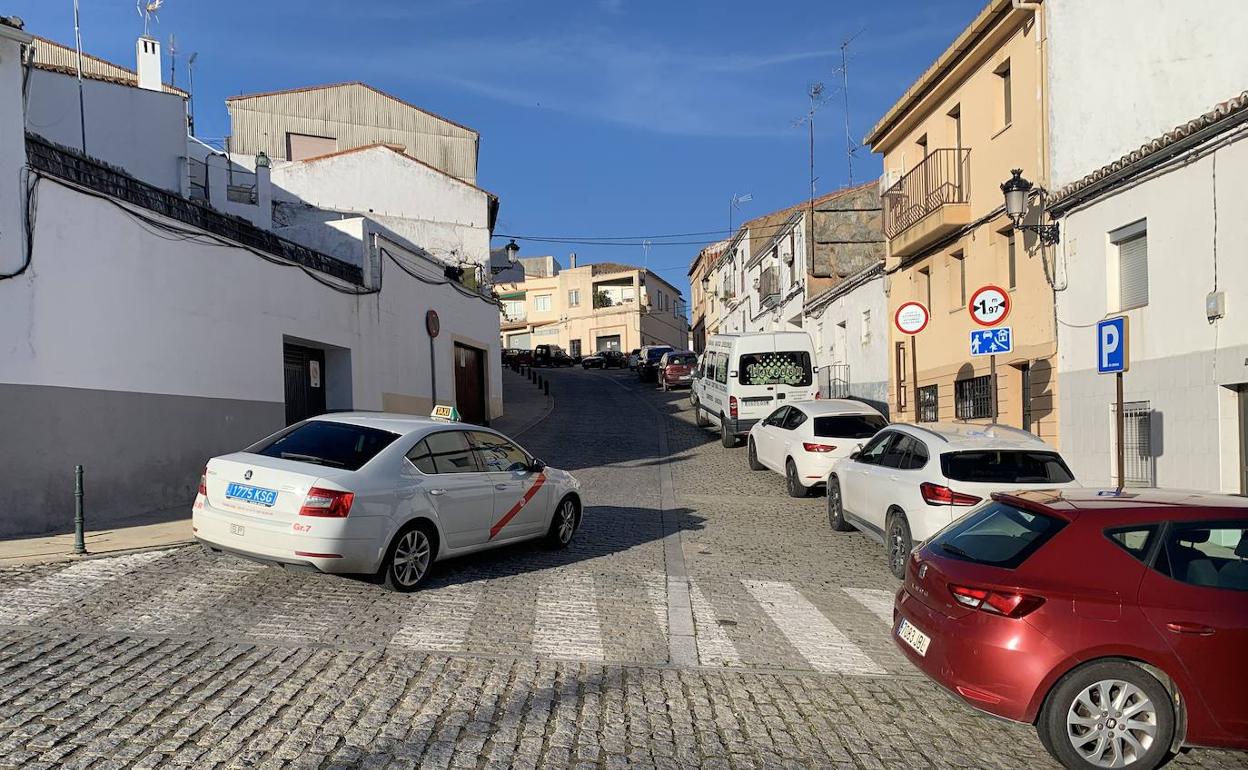 Un taxi cruza San Ildefonso. La calle solo permitirá el acceso para recoger o dejar viajeros. 