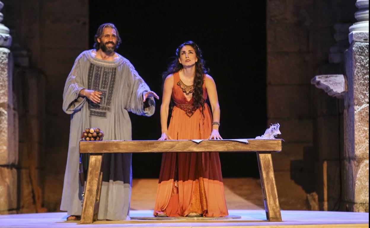 Alberto Iglesias (Teón) y Paula Iwasaki (Hipatia) en la representación de 'Hipatia' en julio pasado en el Teatro Romano de Mérida. 