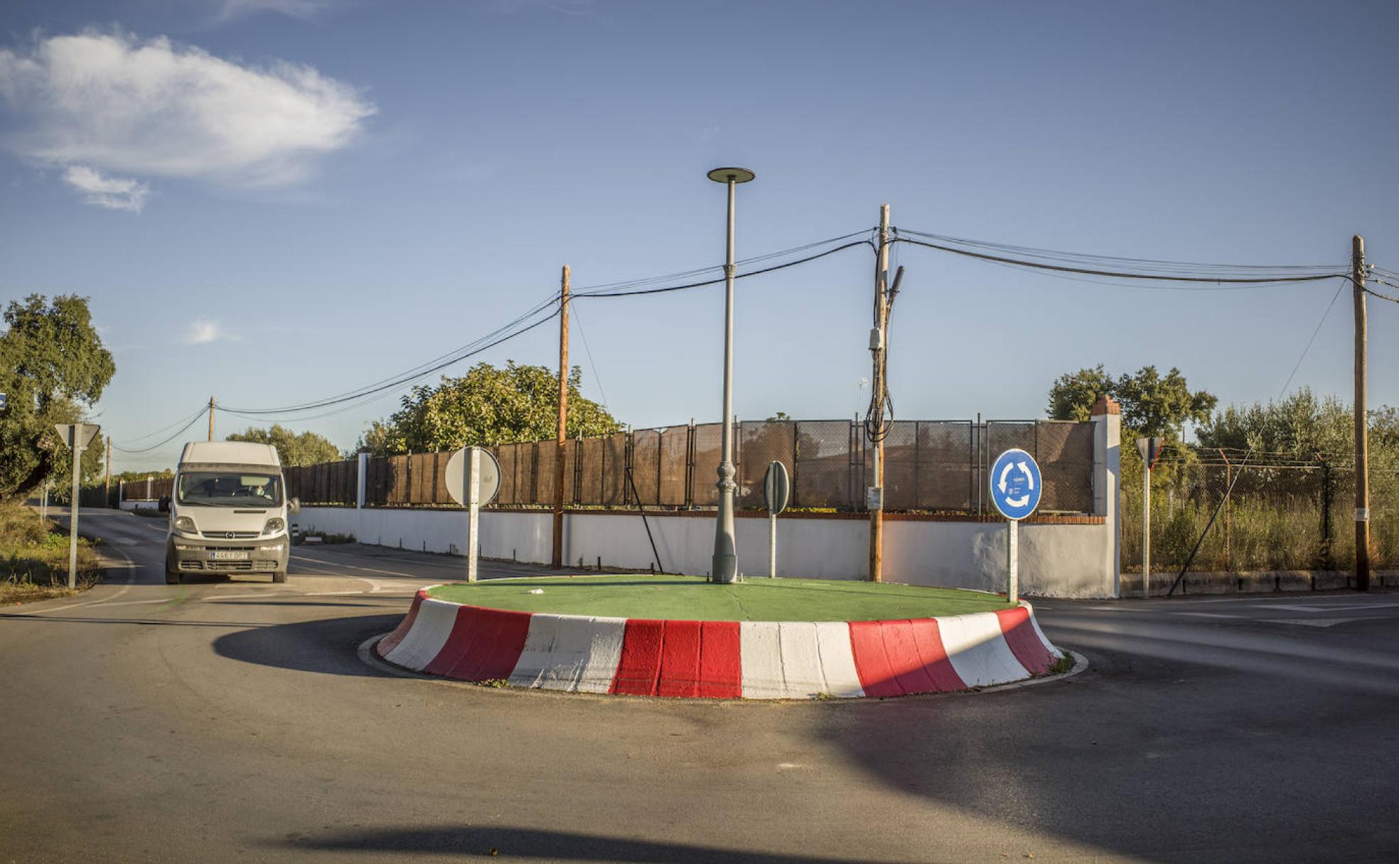 Rotonda dentro de la Dehesilla del Calamón, construida sin licencia y que ahora deben derribar.