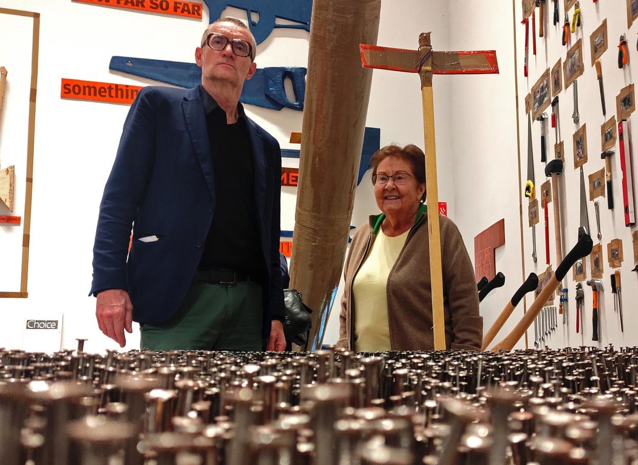 El artista Thomas Hirschhorn junto a la coleccionista Helga de Alvear. 