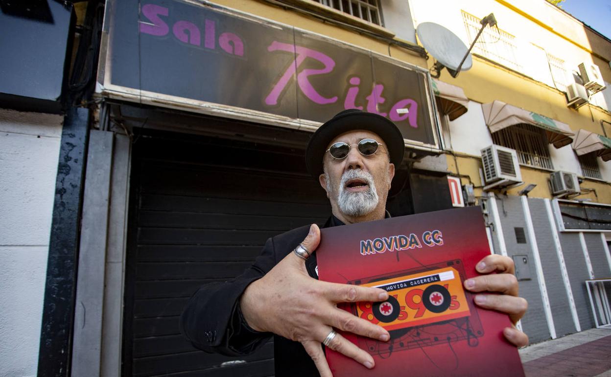 Paco Lobo con el libro 'La movida cacereña' junto a la Sala Rita, en La Madrila. 