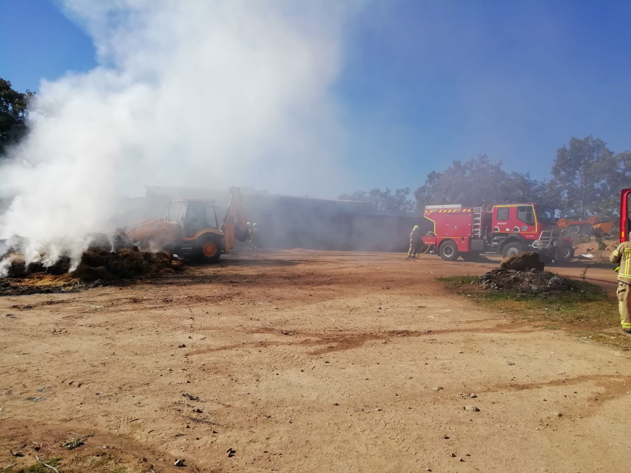 Fotos: Cuatro naves ganaderas calcinadas de madrugada en Aceituna