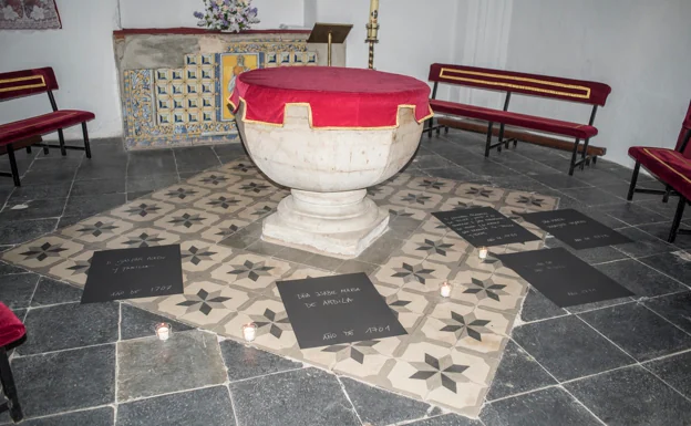 En el coro bajo, actual baptisterio, está enterrada Isabel de Ardila, la virreina de Manila. 