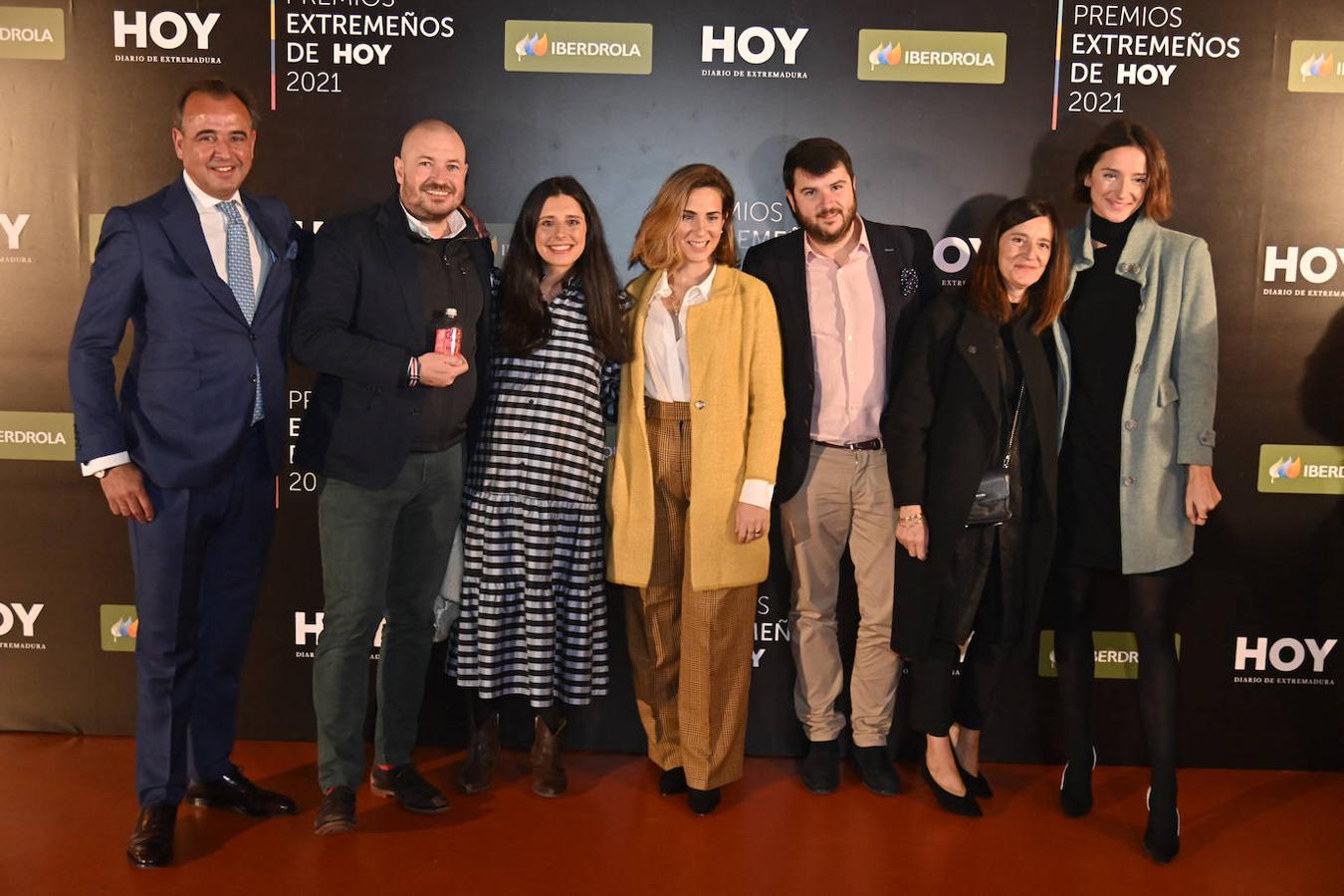 Beatriz Magro y Nuria Morales junto a su familia al llegar a la gala.