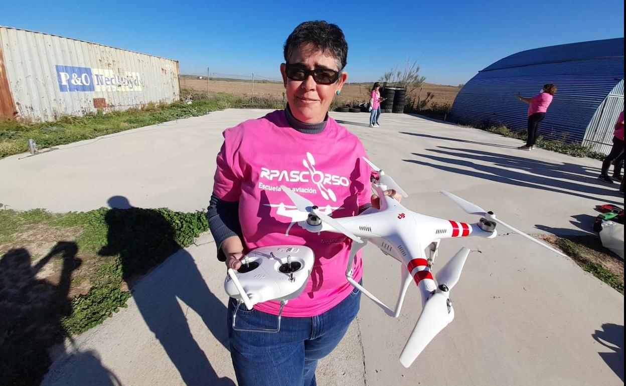 Petri Monge, el pasado jueves en el aeródromo toledano de Camarenilla con un dron y su mando. 