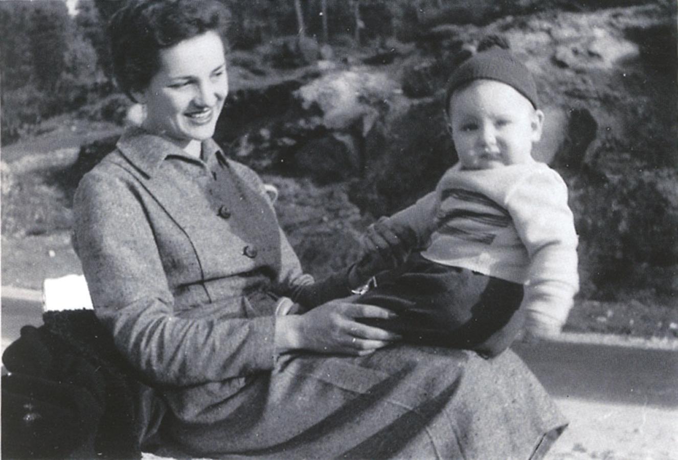 Olga Brey con su hijo Mariano Rajoy Brey en 1955.